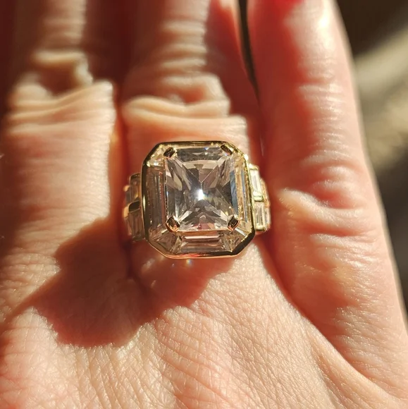 Elegant Gold and Silver Women's Ring - Picture 4 of 14